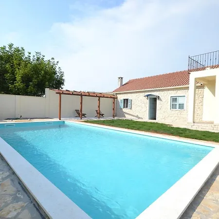 Pistan Villa *